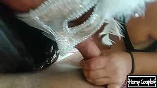 mi amigo quiere que le chupe la verga para después cogerme bien rico.