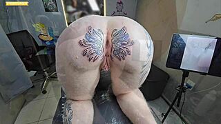 Zaczynam dzień z twistem w sesji tatuażu analnego na świeżym powietrzu