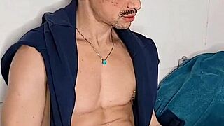 Брендо Вилхена се мастурбира на леглото