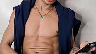 Брендо Вилена расслабляется на кровати