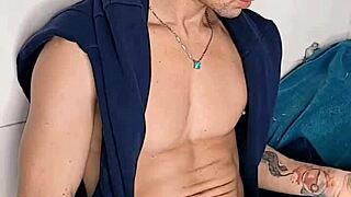 Брендо Вилхена се мастурбира на леглото