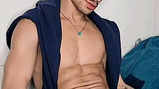 Брендо Вилена расслабляется на кровати