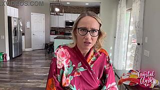 Stepmom ko nanga nahate dekha, surprise ho gaya!