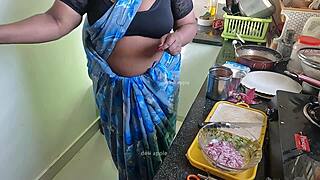 Parece Selvagem Exibir e Masturbar para a Empregada Tâmil