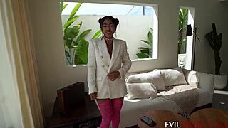 사악한 베이비, 큰 엉덩이로 오토바이 위에서 어떻게 버티니?