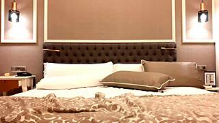 gostosa performs in a solo video