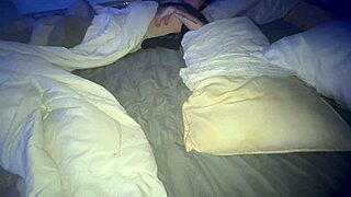 睡着的继母被儿子硬鸡巴钻