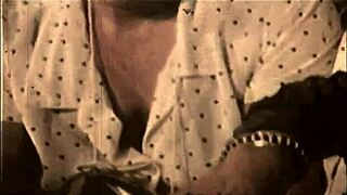 Mamie vintage rejoint un trio poilu dans une vie rétro secrète