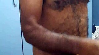 Зрелый папик с огромным членом рвет женатого парня