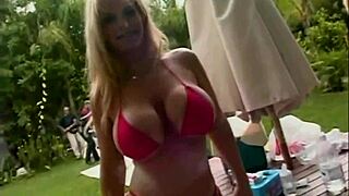 Chantez seduces with her tongue?