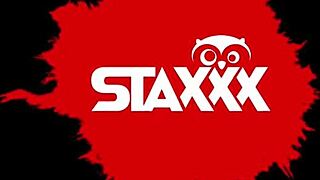 Hej, blonďatá babičko, proč dráždit, než tě ten hřebec tak tvrdě ošuká?