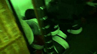 אחות חורגת לסבית מלקקת בסצנה מושלגת HD.