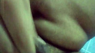 Haciéndome una paja con fuerza en este video caliente