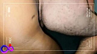 Depois que treparam uma vez, esses dois cairam no desejo e fizeram sexo no meio da sala, passivo gemendo de prazer - full no sheer com