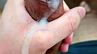 Ја сам само млади 18+ Бразилац који дрка и свршава јако код куће. Не могу да се зауставим!