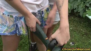 amateur aussie gets tasted and fingered outdoors!