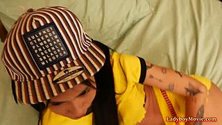 Nuori ladyboy Alice ottaa ilman kondomia tiukkaan perseeseen