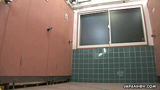 아시안 걸레가 욕실에서 열정적으로 자지 빨아