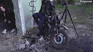 Russian MILF gives a facial at a construction site