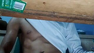 modelo kyio043 is masturbating so good