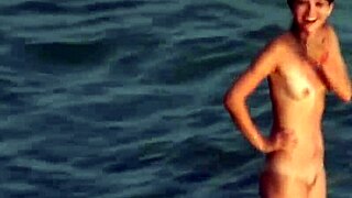 Vojerski na plaži ujame vroči par v parni akciji polni sperme