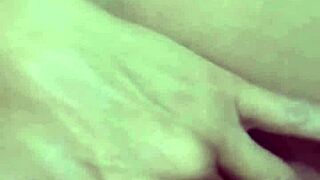 la puta de mi madrastra me manda mensajes por whatsapp mientras mi papá está de viaje.