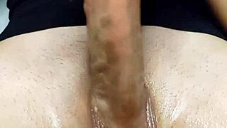 oiled handjob made him bust a nut 😏💦