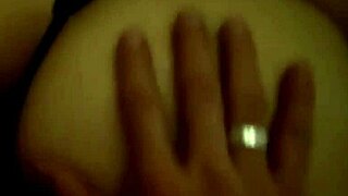 Massaggio delizioso su questo bel culo