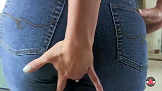 Tesne kavbojke objemajo MILF-ino veliko rit v fetiš draženju