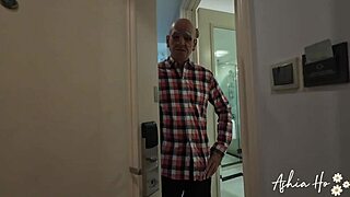 87-year-old scammer tricks as landlord! He’s nailing innocent petite girls in bed!