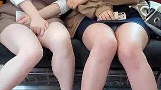 Japanske søtinger pirrer med upskirt-visninger på toget nå!