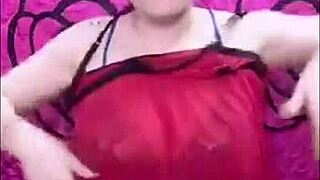 A hot Vietnamese girl performs a live stream, showcasing her beauty and culture in an engaging online session.