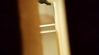 espiando como se talla la panocha peluda