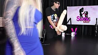 man, these hot morena and loira dance sensual, showing off their curves!