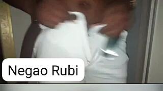 Blondínka s veľkým kokotom cicá a jebe všelijaké chuje