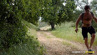 唐特·西克在公园里猛干两个猛男