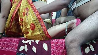 इंडियन आंटी ने पीली साड़ी में देवर को रंच पर ललचाया