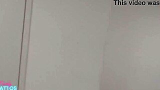 Segurança do condomínio me reconheceu botou eu pra mamar sua rola preta grande e gozou na minha buceta no banheiro