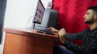 Entrevista caliente con morena delgada novata, su jefe le da un masaje inesperado en el culo