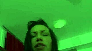 Sexy brunetka milfka ošukaná sousedem