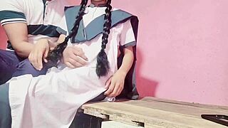 ट्यूशन सर ने उस इंडियन लड़की को रंच पर इतना जोर से क्यों ठोका?