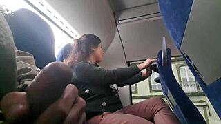 एग्जिबिशनिस्ट ने MILF को पब्लिक बस में लंड चूसने के लिए ट्रिक किया