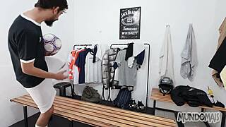 comi meu parceiro do futebol no vestiario