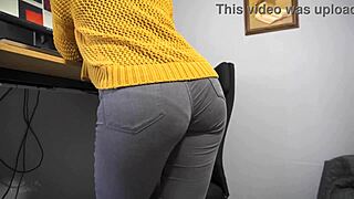 Горячая секретарша дразнит жопу в облегающих джинсах!