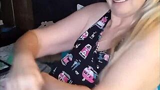 Hot Milf Masturbates To Intense Orgasm Live On Webcam