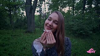 Seksi nimfomanka dobi močan izliv na obraz v gozdni avanturi, 2. del