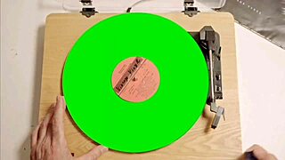 Rica mujer seduces with big assets