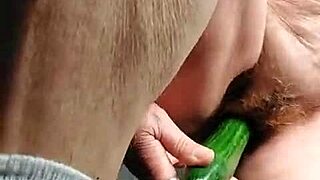 Немецкая бабуля засовывает огурец в волосатую дырку - хочешь увидеть её дикую сторону?