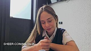 colegiala chupa polla con rodillas enrojecidas en casa