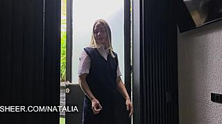 colegiala chupa polla con rodillas enrojecidas en casa